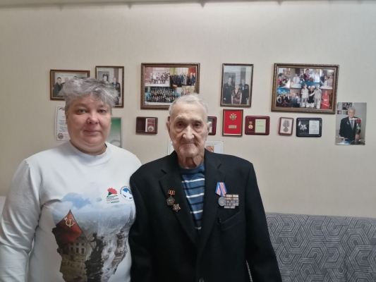 Наши волонтёры навестили и поздравили с 102-летием ветерана